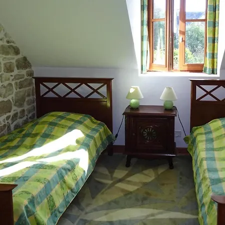Semi-detached House, Nyaraló *