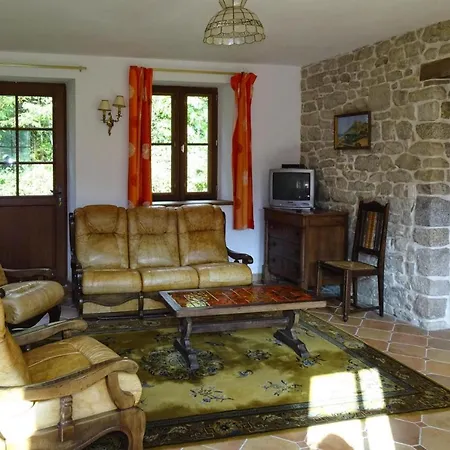 Semi-detached House, Nyaraló